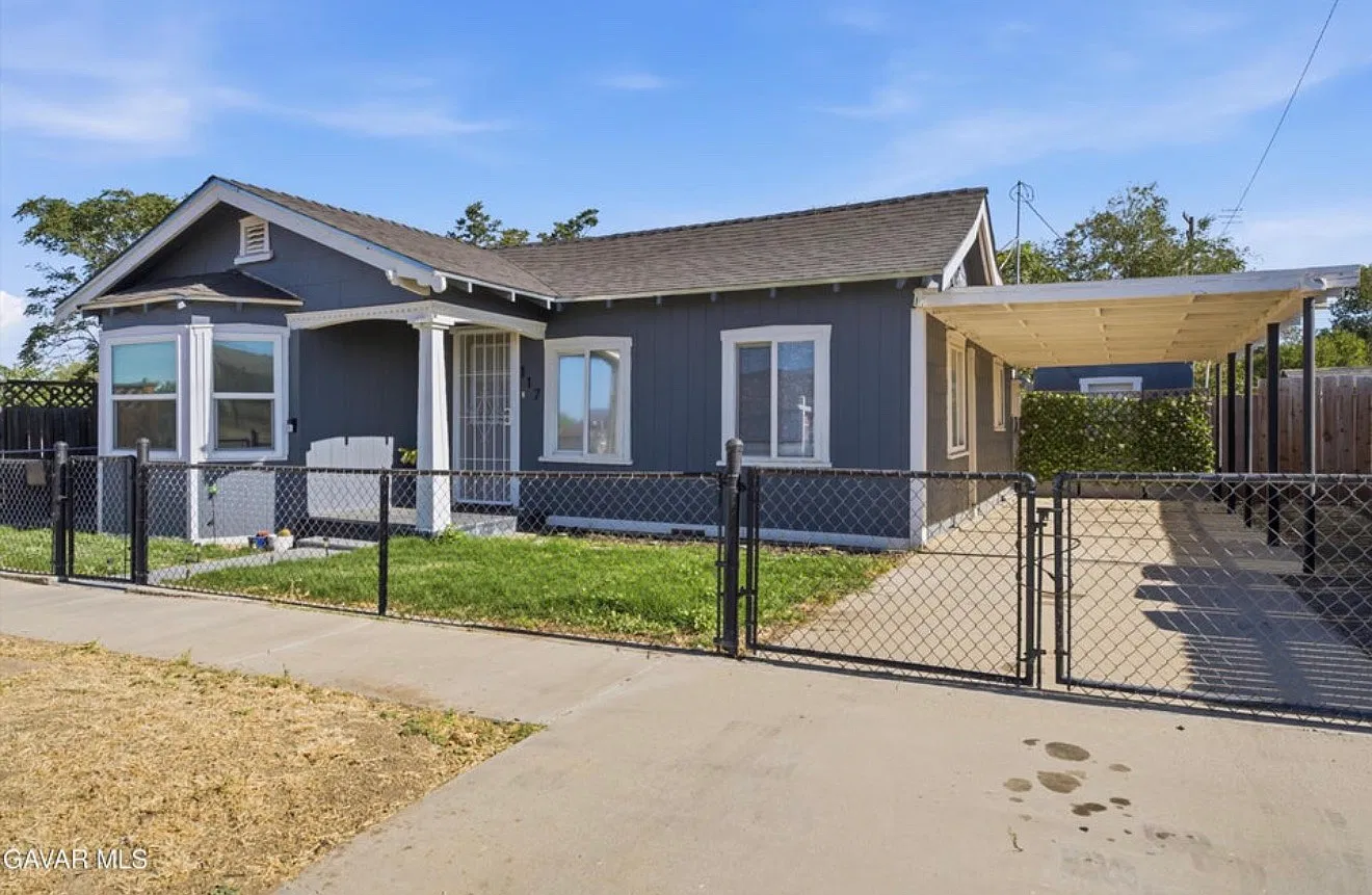 3 bed, 824 sqft, $1,800 — Photo 1