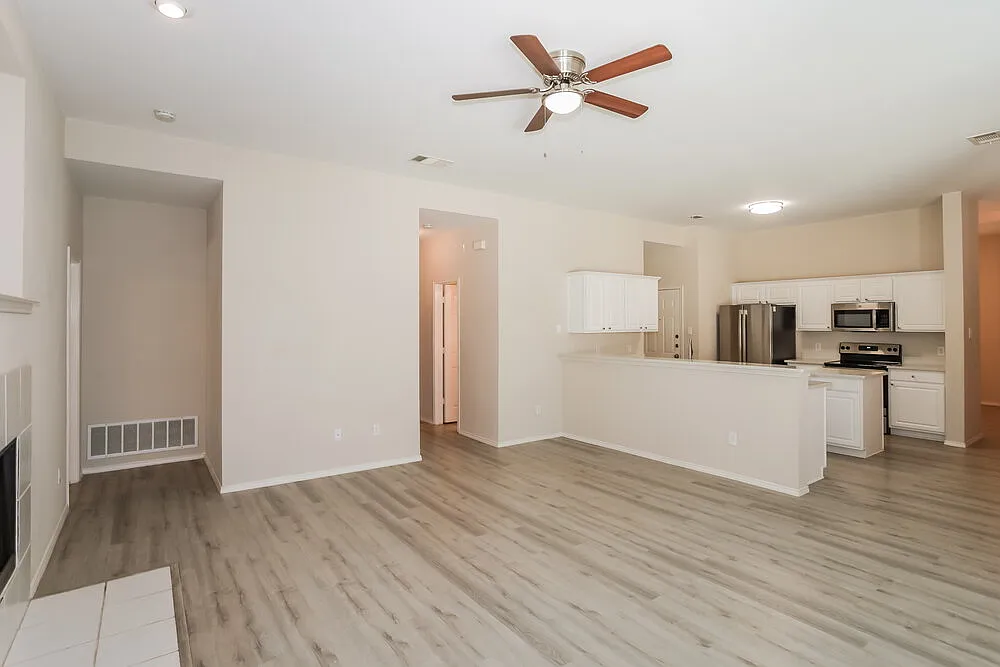 3 bed, 2.0 bath, 1719 sqft, $2,145 — Photo 3