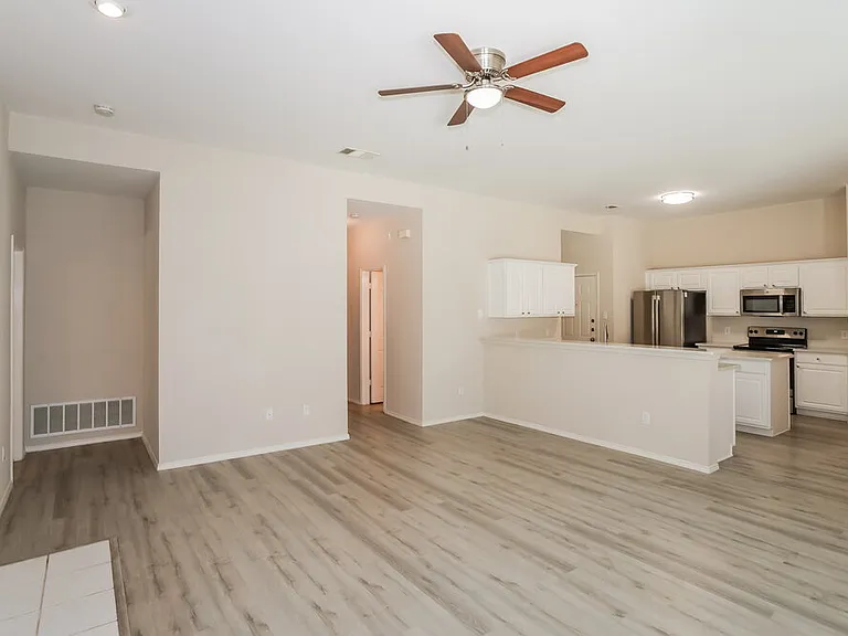 240 Creekview Dr — Photo 3