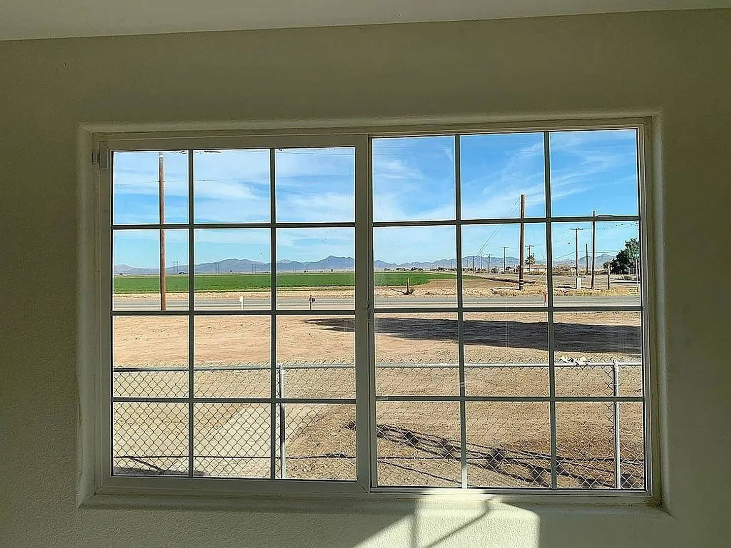 December Special Fully Renovated / Upgraded Appliances - 3 Bedroom/2 Bath Private House In Blythe — Photo 3