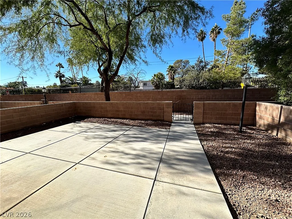 3 bed, 2.5 bath, 1489 sqft, $1,735 — Photo 4
