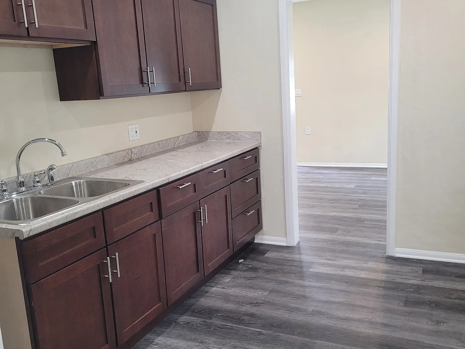 3 bed, 900 sqft, $2,850 — Photo 2