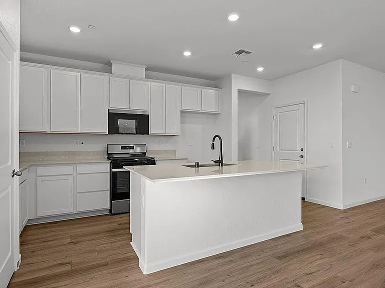 2411 Barolo St — Photo 4