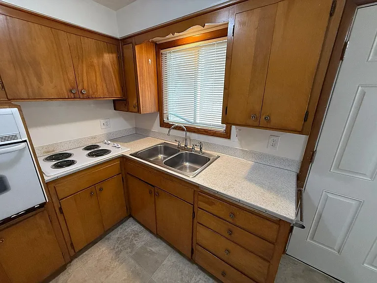 2042 Myrtle Ave NE — Photo 8