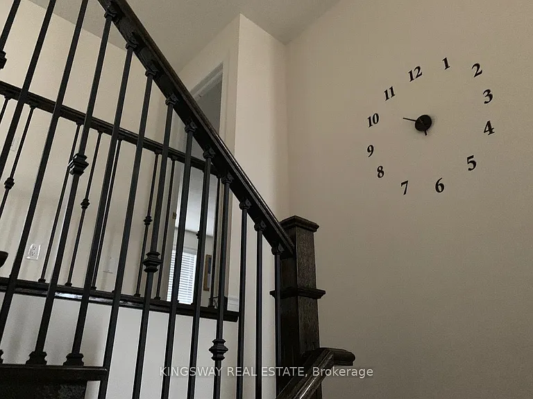 158 Minto Cres — Photo 8