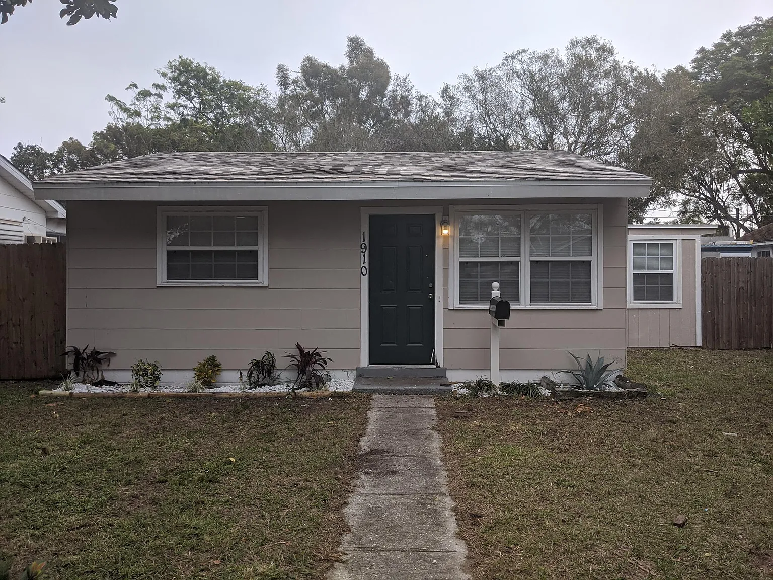 3 bed, 734 sqft, $1,700 — Photo 1