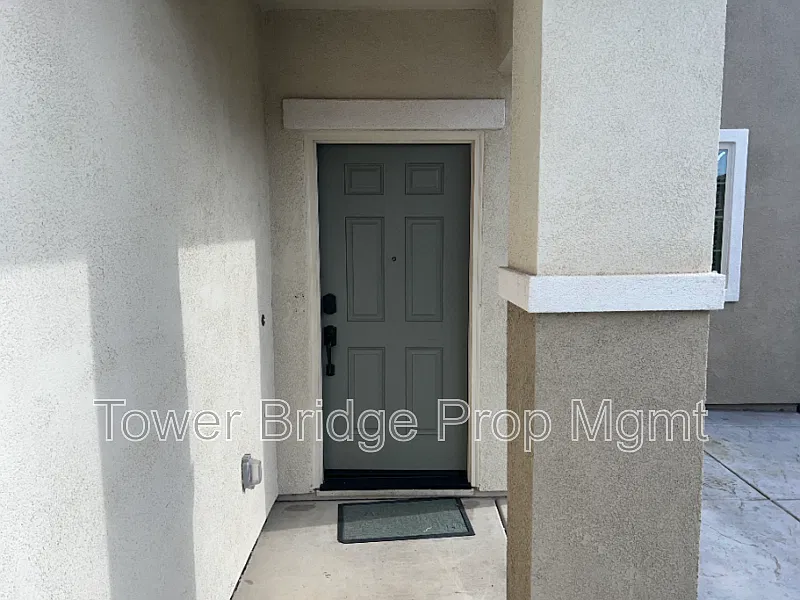 4 bed, 2.5 bath, 2000 sqft, $2,745 — Photo 3