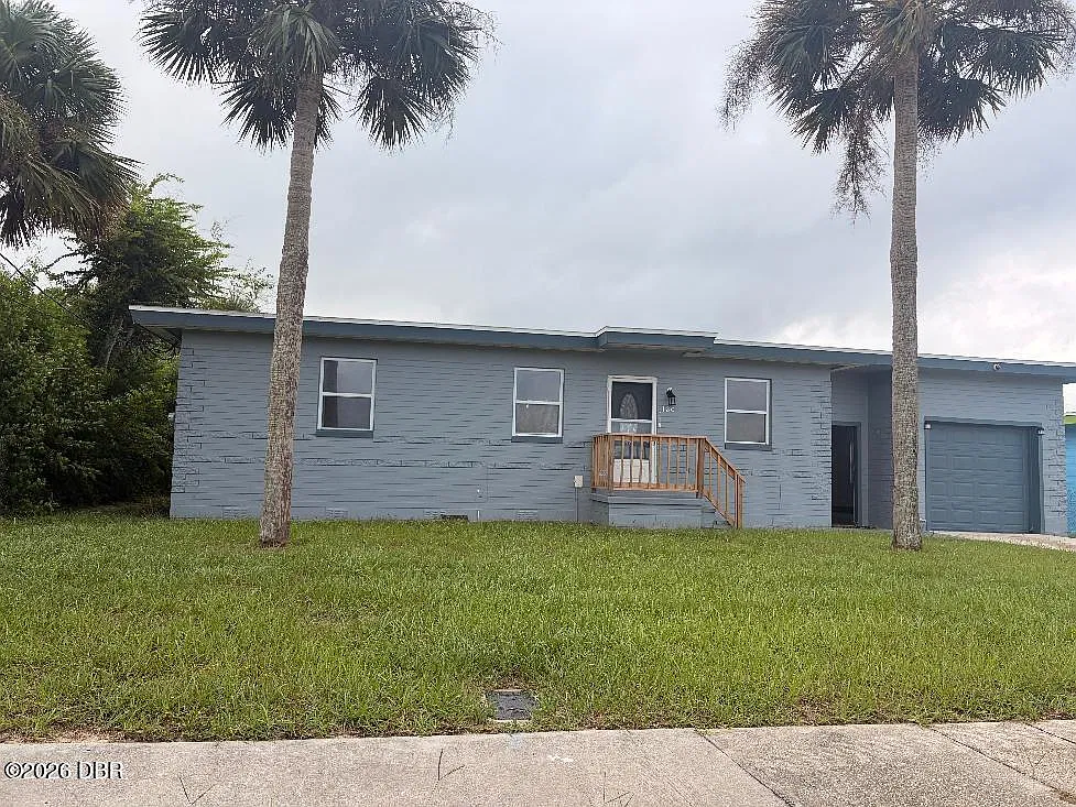 3 bed, 1.5 bath, 1308 sqft, $1,900 — Photo 1
