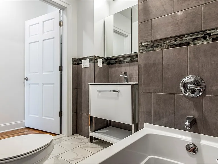 221 Elizabeth St #1 — Photo 13