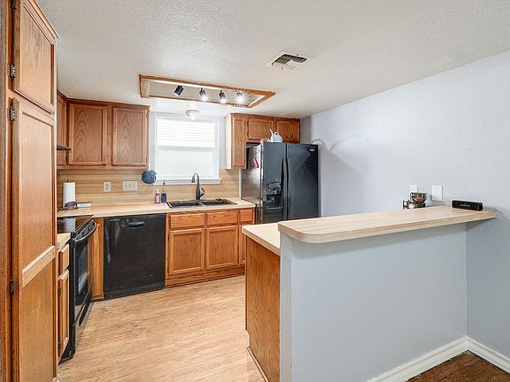 5th image of 703 Valley View Dr #A & B
