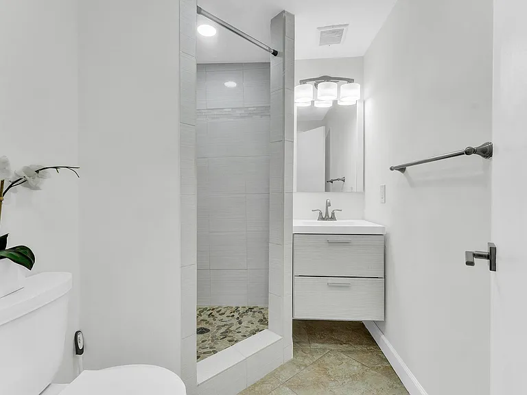 5921 NE 15th Ave — Photo 12