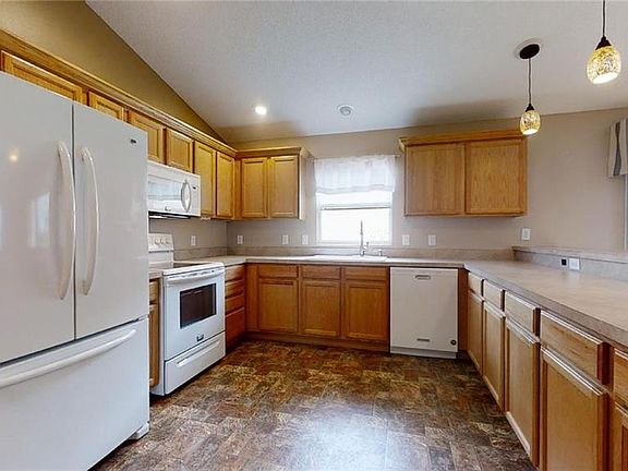 4th image of 2774 Gresham Ave