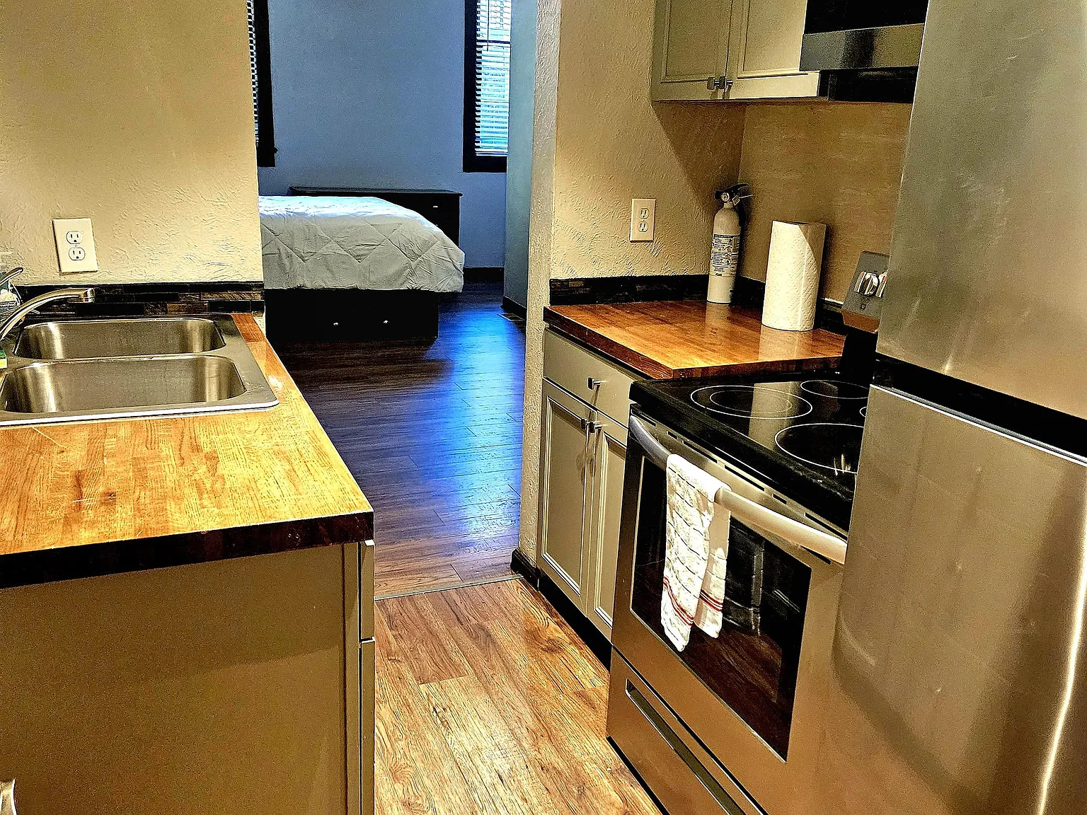 201 W Main (Florence Hotel Apartments) - 2 — Photo 2