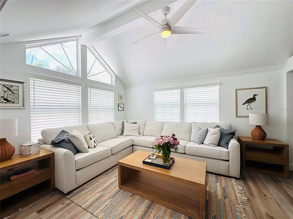 2 bed, 2.0 bath, 1650 sqft, $5,850 — Photo 3