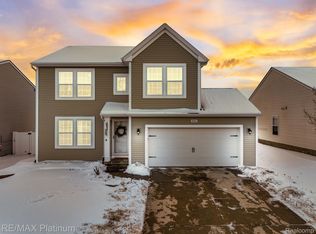 8565 Shiawassee River Dr, Fowlerville, MI 48836