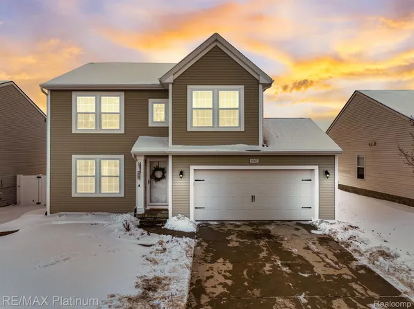 8565 Shiawassee River Dr, Fowlerville, MI 48836