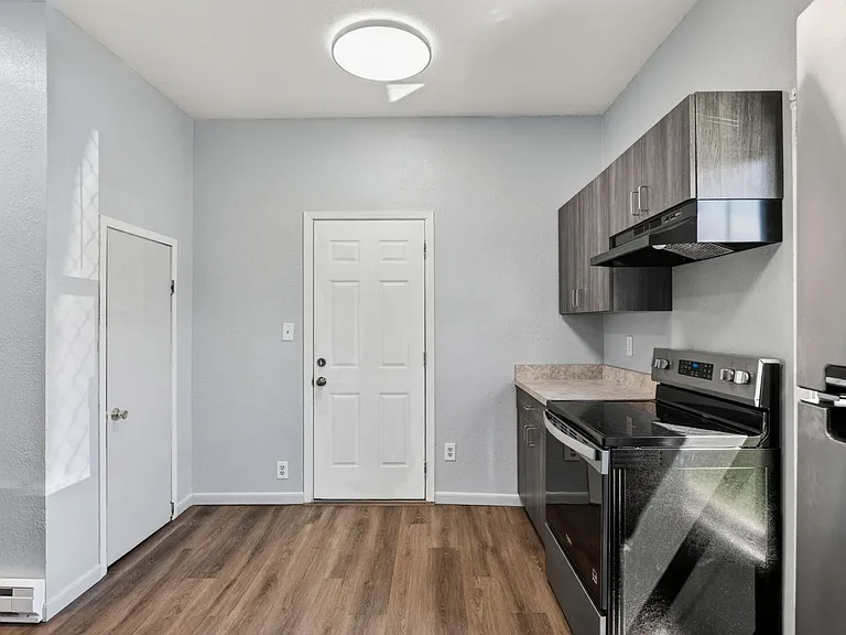 709 E Kiernan Ave — Photo 8