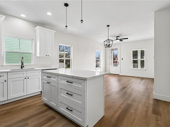 4th image of 3016-3018 Spain St