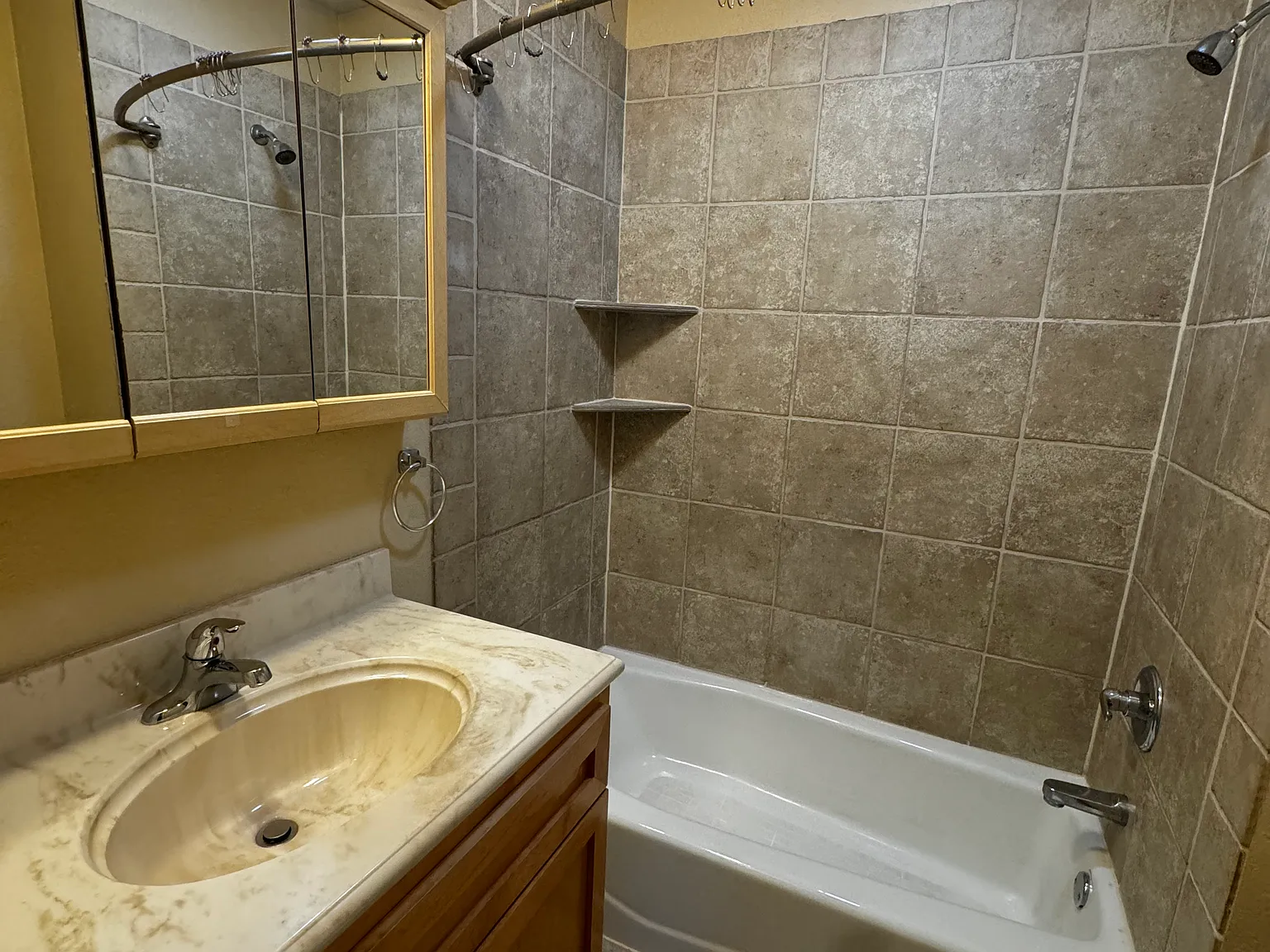 2 bed, 750 sqft, $950 — Photo 3
