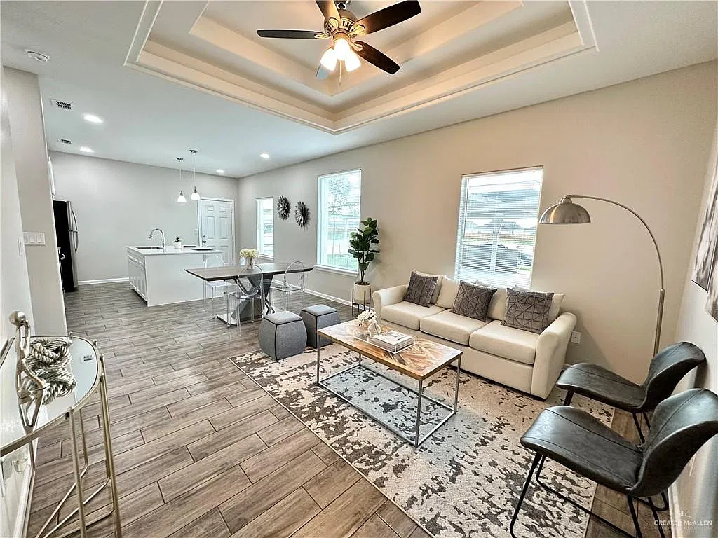 3 bed, 2.0 bath, 1020 sqft, $1,275 — Photo 2