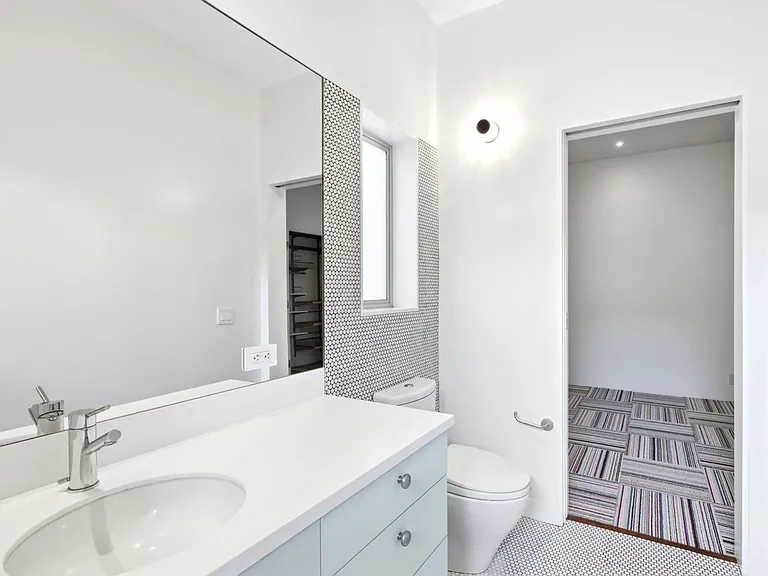 1076 S Van Ness Ave — Photo 31
