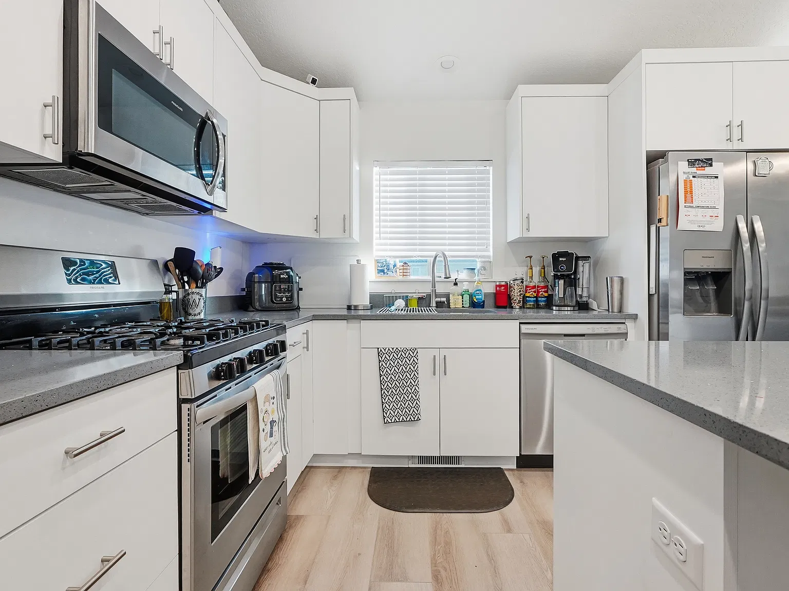 3 bed, 2500 sqft, $2,300 — Photo 2