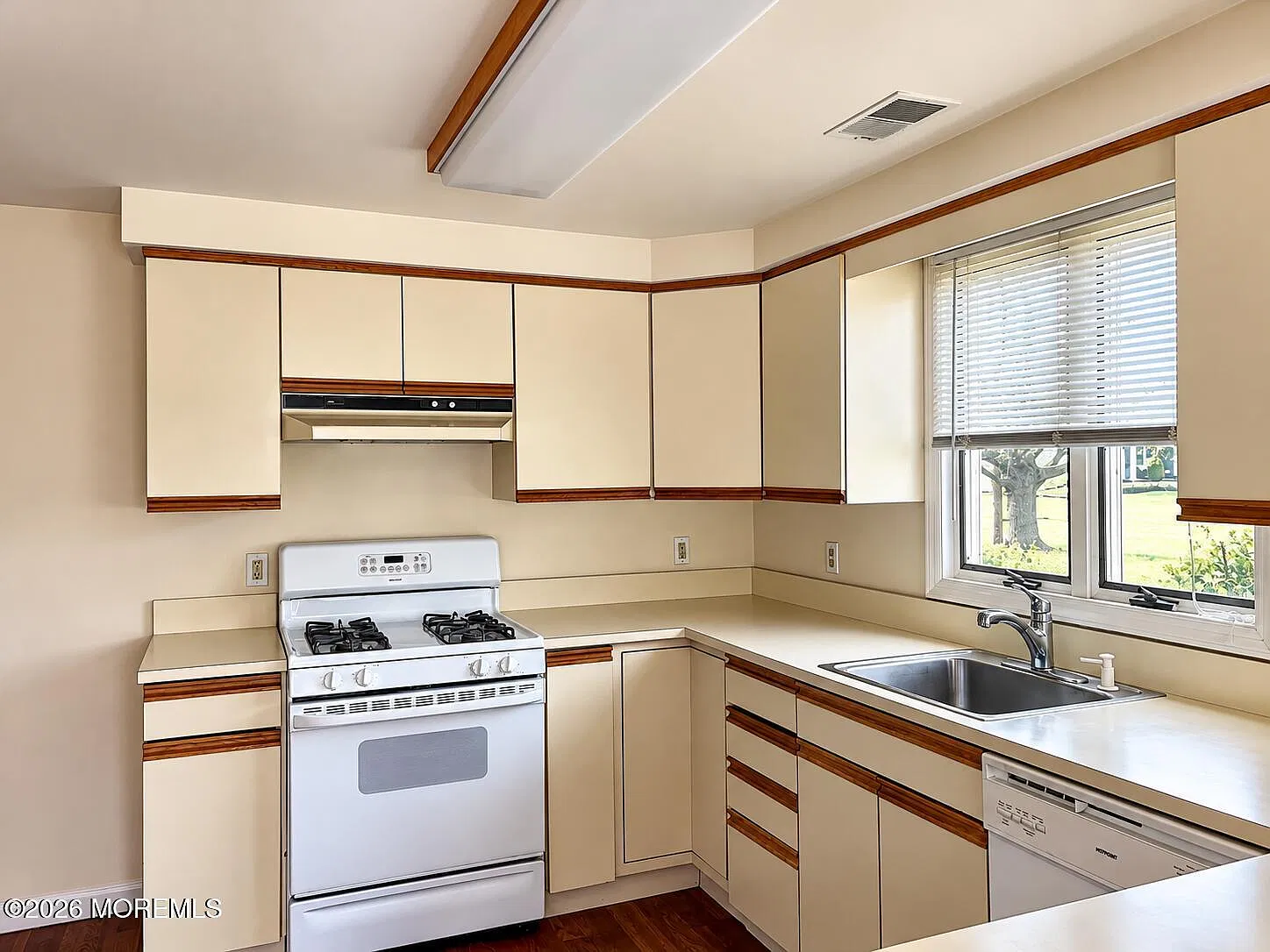 2 bed, 1.5 bath, 1004 sqft, $3,750 — Photo 3