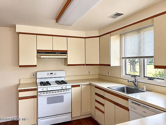 3rd image of 465 Adrian Ave