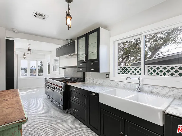 2030 Vine St — Photo 9