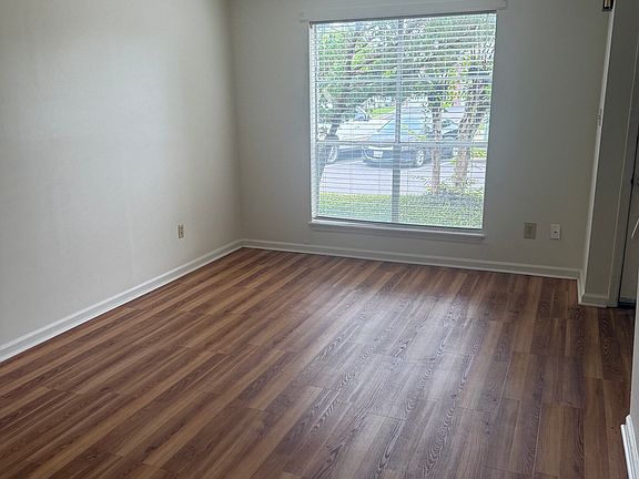 4th image of 621 Wassamassaw Rd APT A