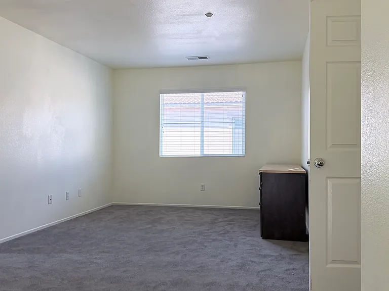 Office room (can convert to the fourth bedroom)