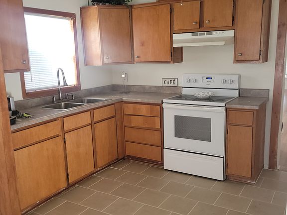 3rd image of 1702 E Pecan St