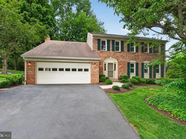 1651 Lozano Dr, Vienna, VA 22182