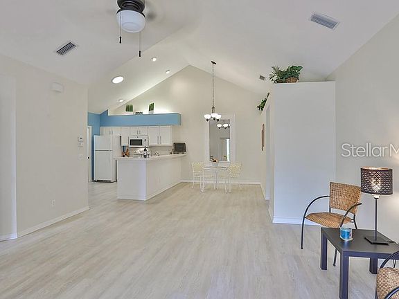 3rd image of 813 Silverthorn Ln