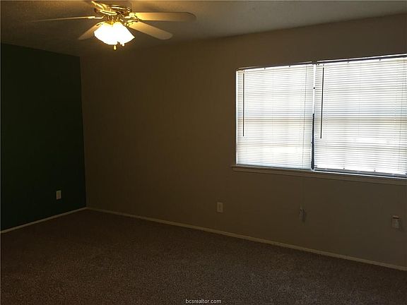 3rd image of 1102 Autumn Cir APT D
