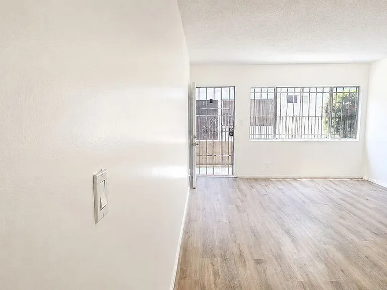 2630 S La Salle Ave #1 — Photo 3