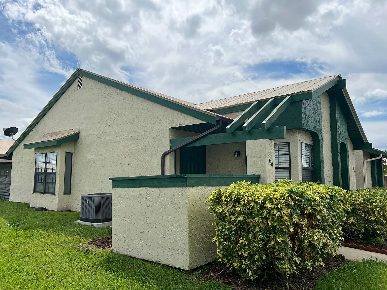 3 bed, 2.0 bath, 1062 sqft, $1,950 — Photo 2
