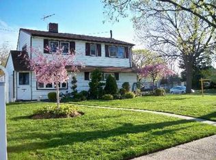 9 Falcon Ln, Levittown, NY 11756