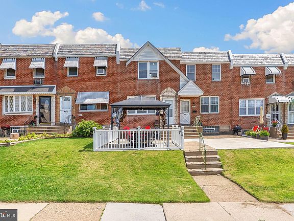 2nd image of 555 Devereaux Ave