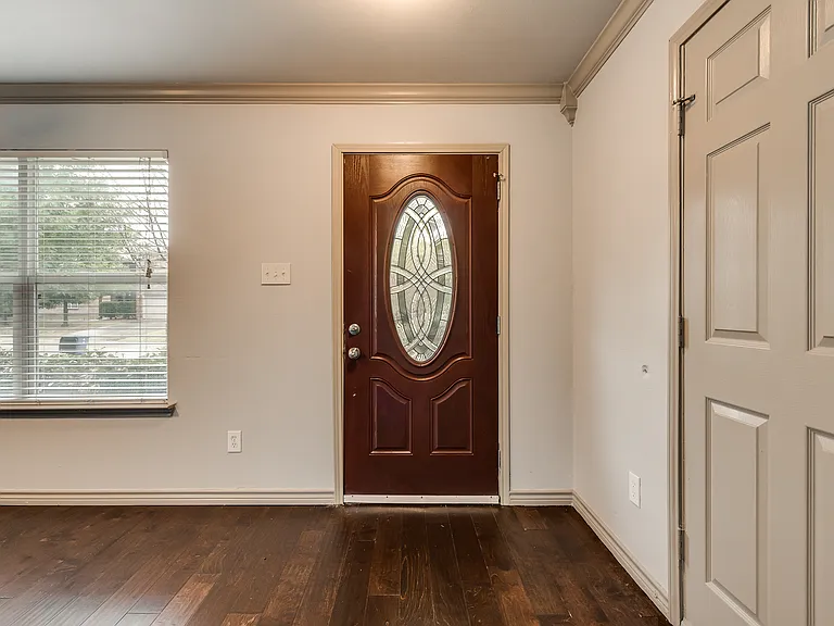 2424 Emerald Ln — Photo 2