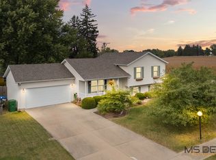 101 Forest Dr, Kirkland, IL 60146