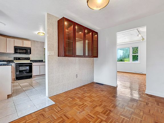 3rd image of 24 Lisa Rd Unit 24