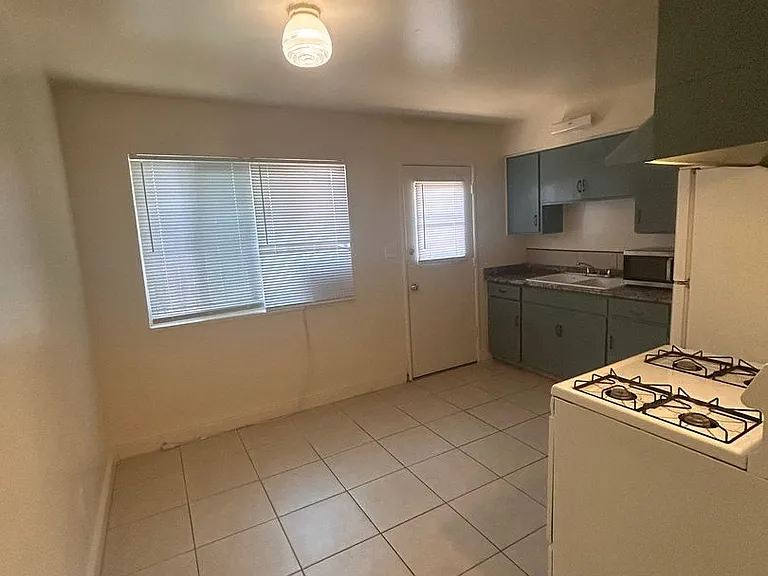 460 N East St — Photo 2