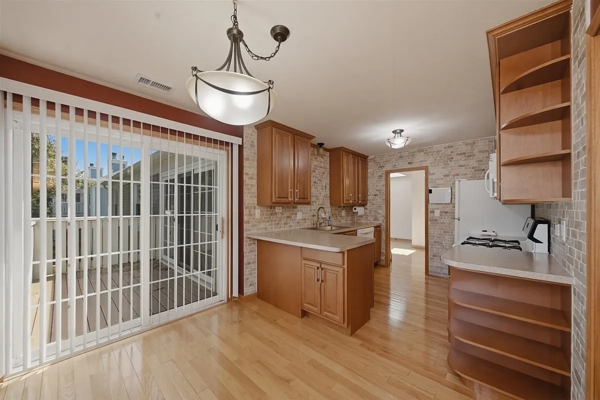 2 bed, 2.0 bath, 1200 sqft, $2,400 — Photo 3