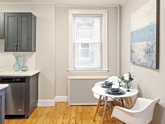 5th image of 52 Strathmore Rd APT 25