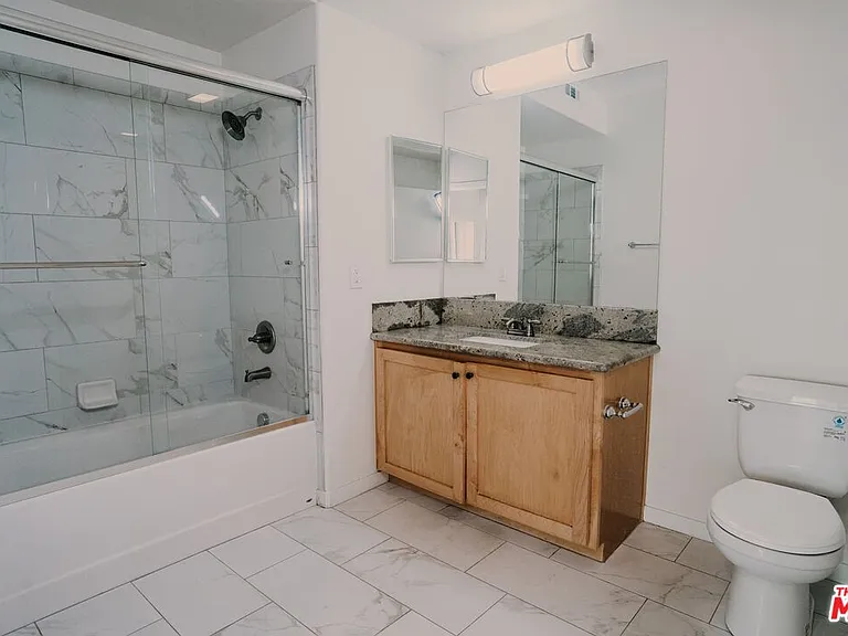 12132 Hart St #301 — Photo 21