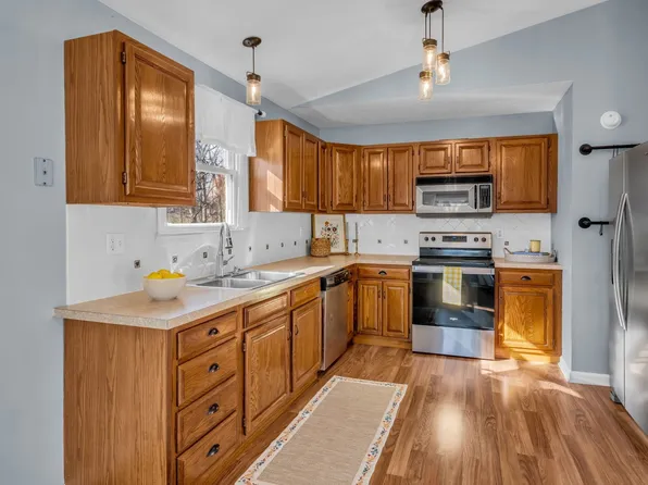 1006 Twin Oaks Dr, White Bluff, TN 37187