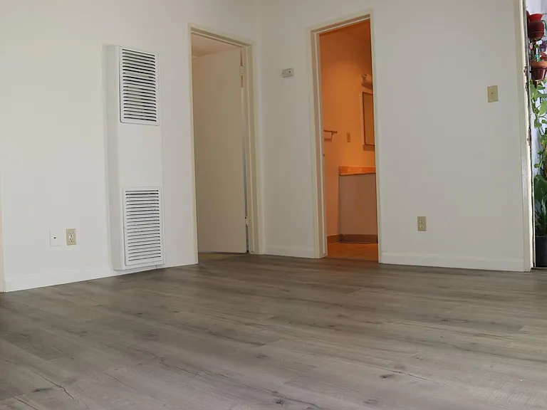 5333 Riverton Ave #13 — Photo 2