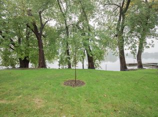 1348 N Shore Dr, Moline, IL 61265
