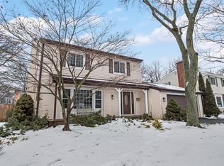 331 Birkdale Rd, Lake Bluff, IL 60044